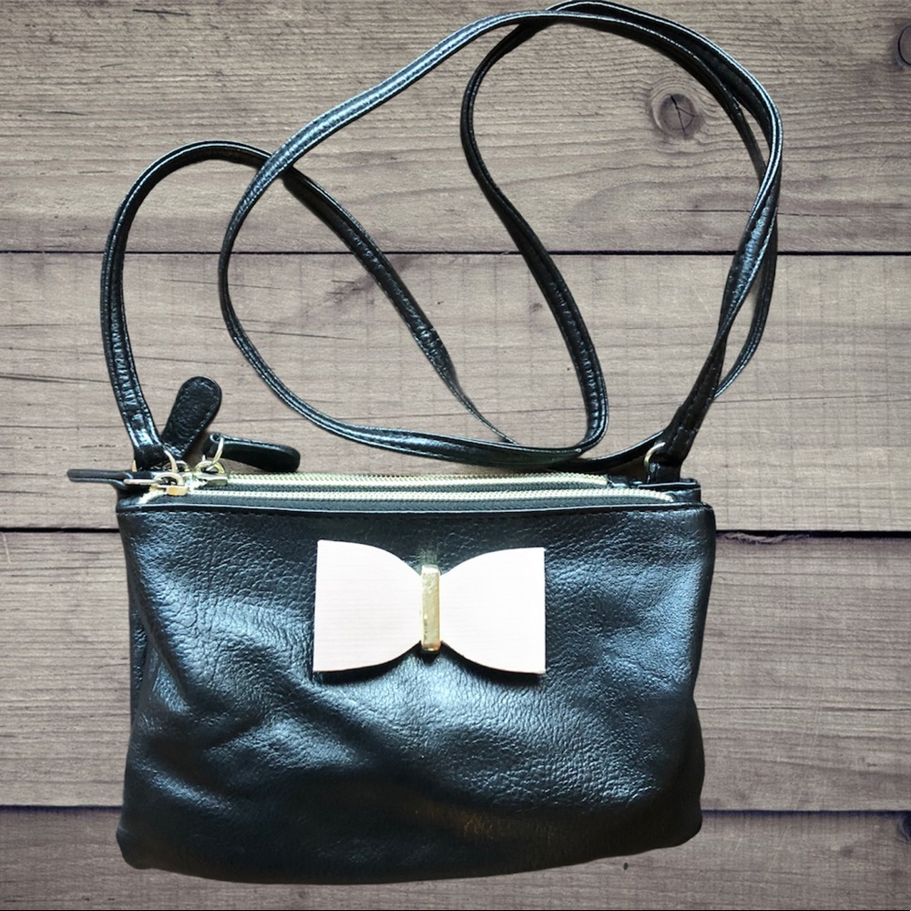 Black Crossbody bag with 3 Zipper compartments